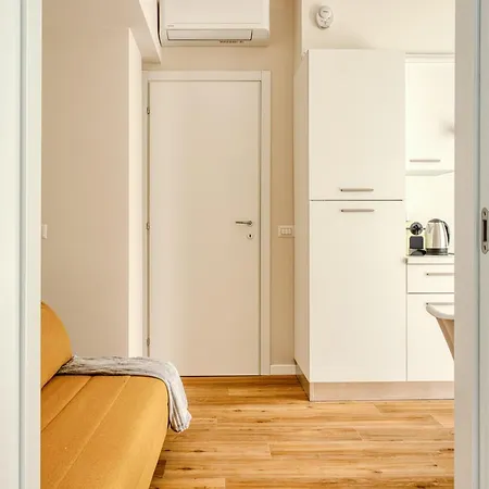 Hostmate - - Imperia's Serenity - Romolo * Μιλάνο