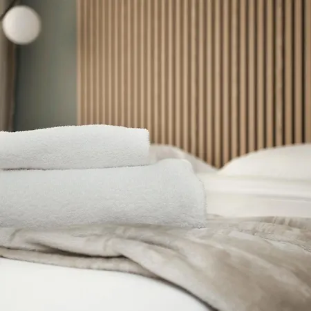 Hostmate - - Imperia's Serenity - Romolo *